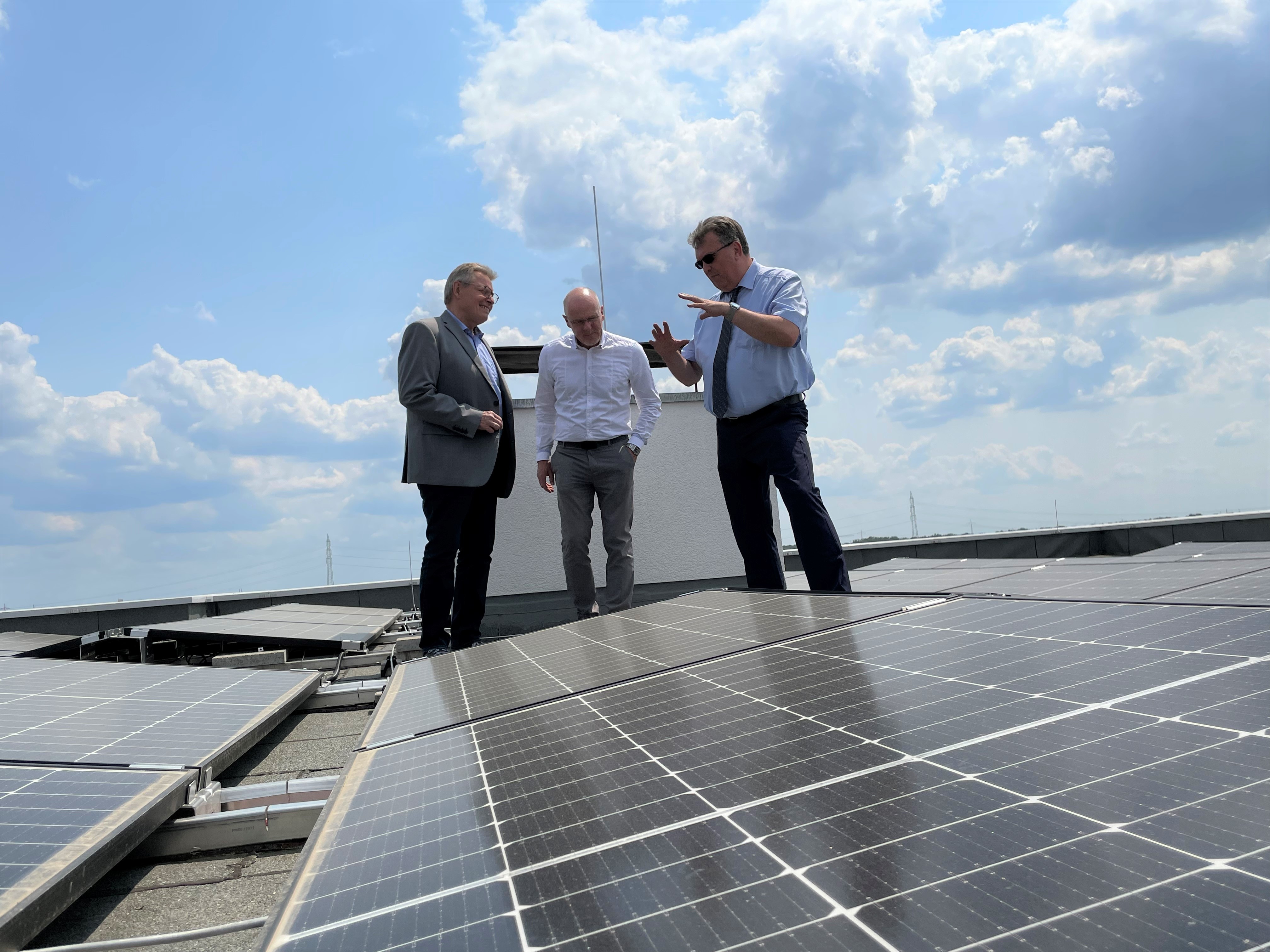 Günstiger Strom Für Mieter: Kreiswohnungsverband Stellt Photovoltaik ...